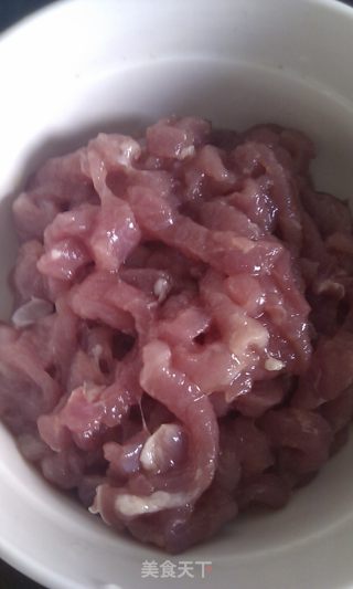 家常菜——青椒炒肉丝的做法步骤：2