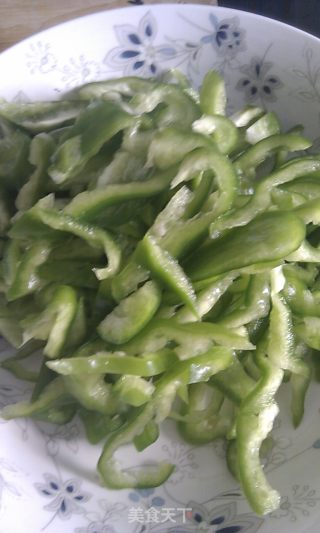 家常菜——青椒炒肉丝的做法步骤：3