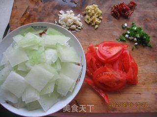 酸爽开胃——西红柿炒冬瓜的做法步骤：2