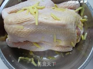 啤香盐焗烤全鸡的做法步骤：3