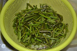 厥菜炒大蒜的做法步骤：2