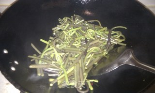 厥菜炒大蒜的做法步骤：4