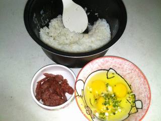香肠蛋炒饭的做法步骤：1