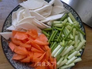 杏鲍菇炒蒜薹的做法步骤：2