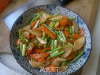杏鲍菇炒蒜薹的做法步骤：5