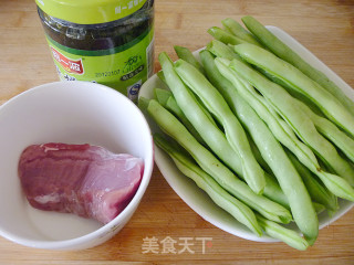 【怡汝私房快手小炒】教你做简单米饭杀手菜---榄菜肉米四季豆的做法步骤：1