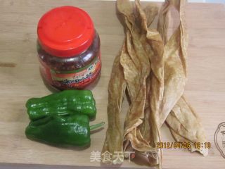 青椒炒豆腐皮的做法步骤：1