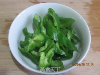 青椒炒豆腐皮的做法步骤：3