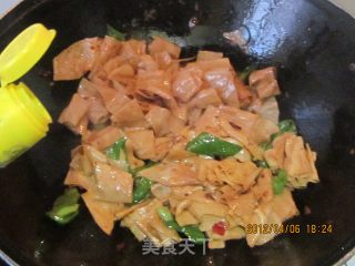 青椒炒豆腐皮的做法步骤：6