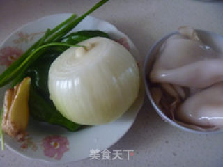 圆葱炒鱿鱼的做法步骤：1