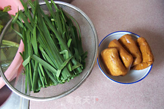 韭菜炒香干的做法步骤：1