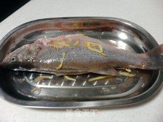 清蒸鲈鱼的做法步骤：2