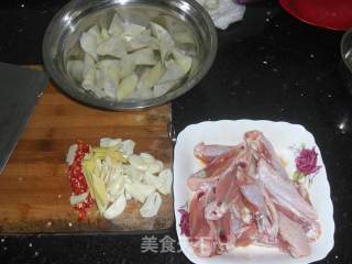 小笋闷鸡翅的做法步骤：2