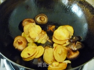 【怡汝私房快手小炒】春节养生春笋正当时---香菇焖春笋的做法步骤：8