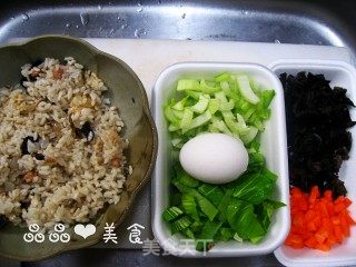 【一个人的健康晚餐】——五彩炒饭的做法步骤：1