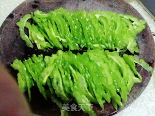 凉瓜煎蛋的做法步骤：1