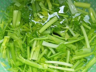 芹菜香干肉丝的做法步骤：4
