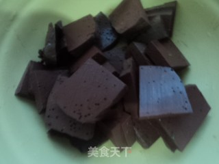 小葱炒猪血的做法步骤：2