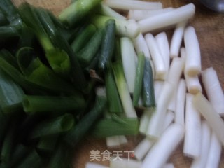 小葱炒猪血的做法步骤：3