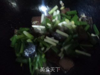 小葱炒猪血的做法步骤：5