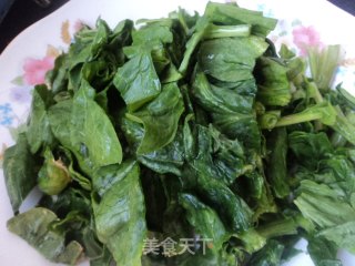 菠菜猪血鸡蛋面的做法步骤：1