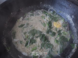 菠菜猪血鸡蛋面的做法步骤：9