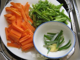 芹菜炒猪肝的做法步骤：3