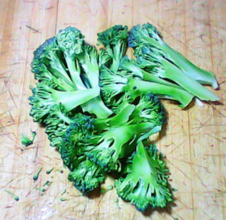 美味小炒——西兰花炒火腿肉的做法步骤：5