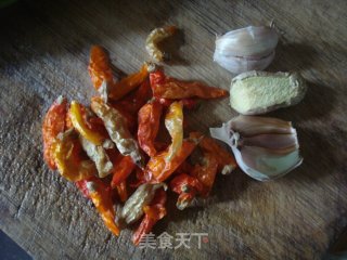 超级下饭菜  腊肉炒蒜薹的做法步骤：1