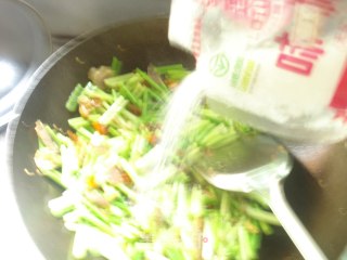 超级下饭菜  腊肉炒蒜薹的做法步骤：12