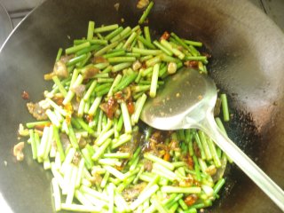 超级下饭菜  腊肉炒蒜薹的做法步骤：14