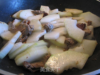烤鸭焖老节瓜的做法步骤：5