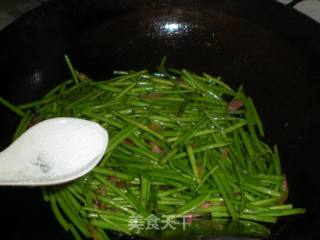 芦蒿炒腊肉的做法步骤：7