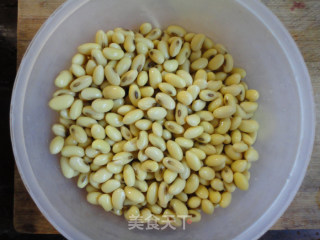 黄芪黄豆煲猪爪的做法步骤：2