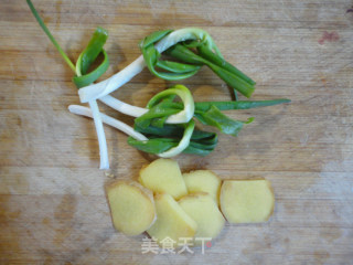 黄芪黄豆煲猪爪的做法步骤：3