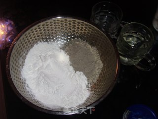 营养丰富的黑芝麻、芋头、红豆、糯米蒸糕~（独家特色哦）的做法步骤：2