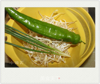豆芽炒饼丝的做法步骤：2