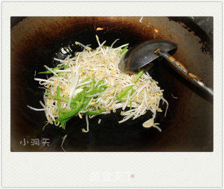 豆芽炒饼丝的做法步骤：4