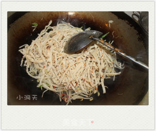 豆芽炒饼丝的做法步骤：6