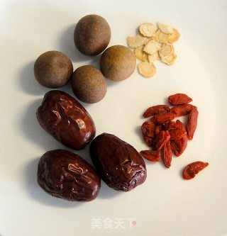 滋补肝肾---枣杞洋参桂圆茶的做法步骤：1