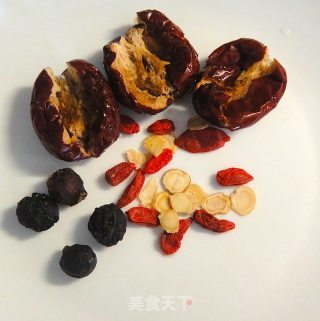 滋补肝肾---枣杞洋参桂圆茶的做法步骤：2