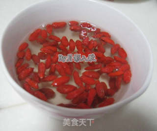 枸杞瘦肉粥的做法步骤：1