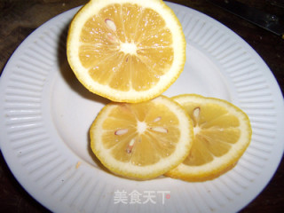 排毒养颜的---柠檬蜂蜜菊花茶的做法步骤：2
