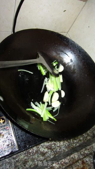 简单好吃的快手菜——快炒四季豆的做法步骤：3