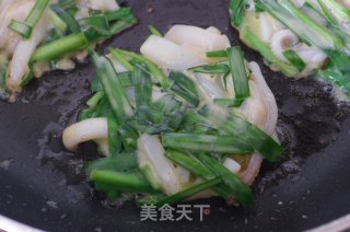 香煎鱿鱼韭菜饼的做法步骤：2