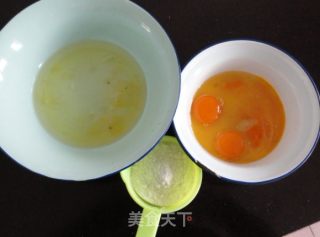 简单蛋糕怎么做---卷起来  超软千页纹黄桃蛋糕卷的做法步骤：1