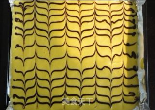 简单蛋糕怎么做---卷起来  超软千页纹黄桃蛋糕卷的做法步骤：8