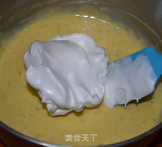 香蕉核桃戚风蛋糕的做法步骤：7