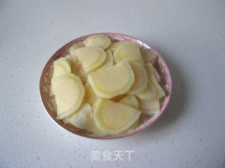 爱上土豆丝的姊妹--香葱腊肉土豆片的做法步骤：2