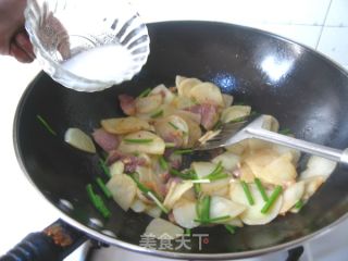 爱上土豆丝的姊妹--香葱腊肉土豆片的做法步骤：9